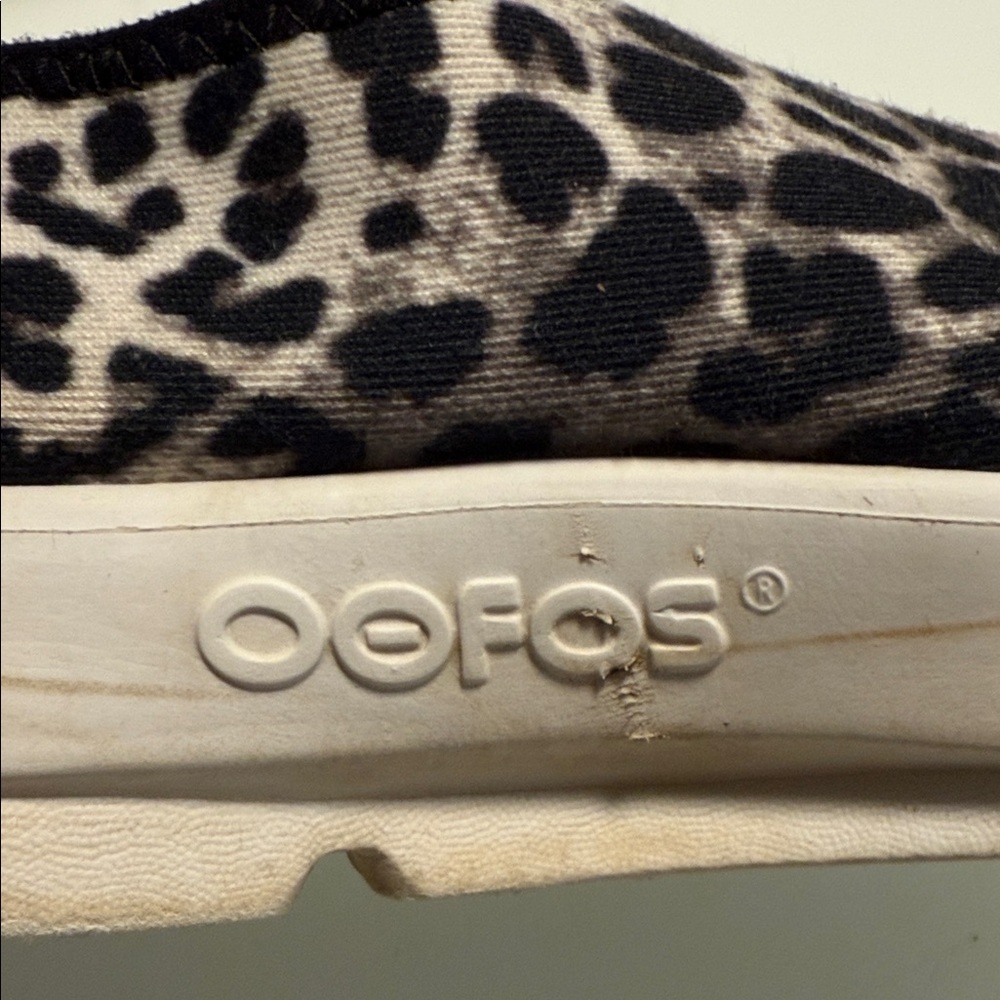 Oofos Women’s Animal Print Slip-On OOmg eeZee Shoes Size 10 | 41 | Fits Size 9 - Picture 6 of 7